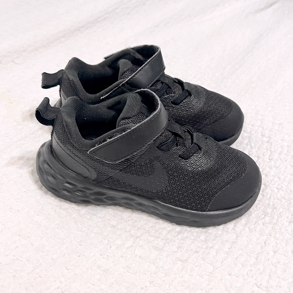 Black Nike's 9c